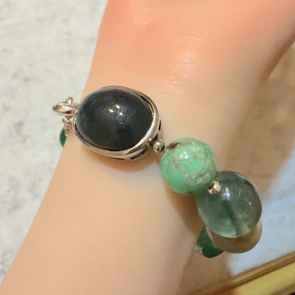 Emerald Presence Bracelet – Bold Green Statement Bangle with Natural Stone Beads - Picture 5 of 6